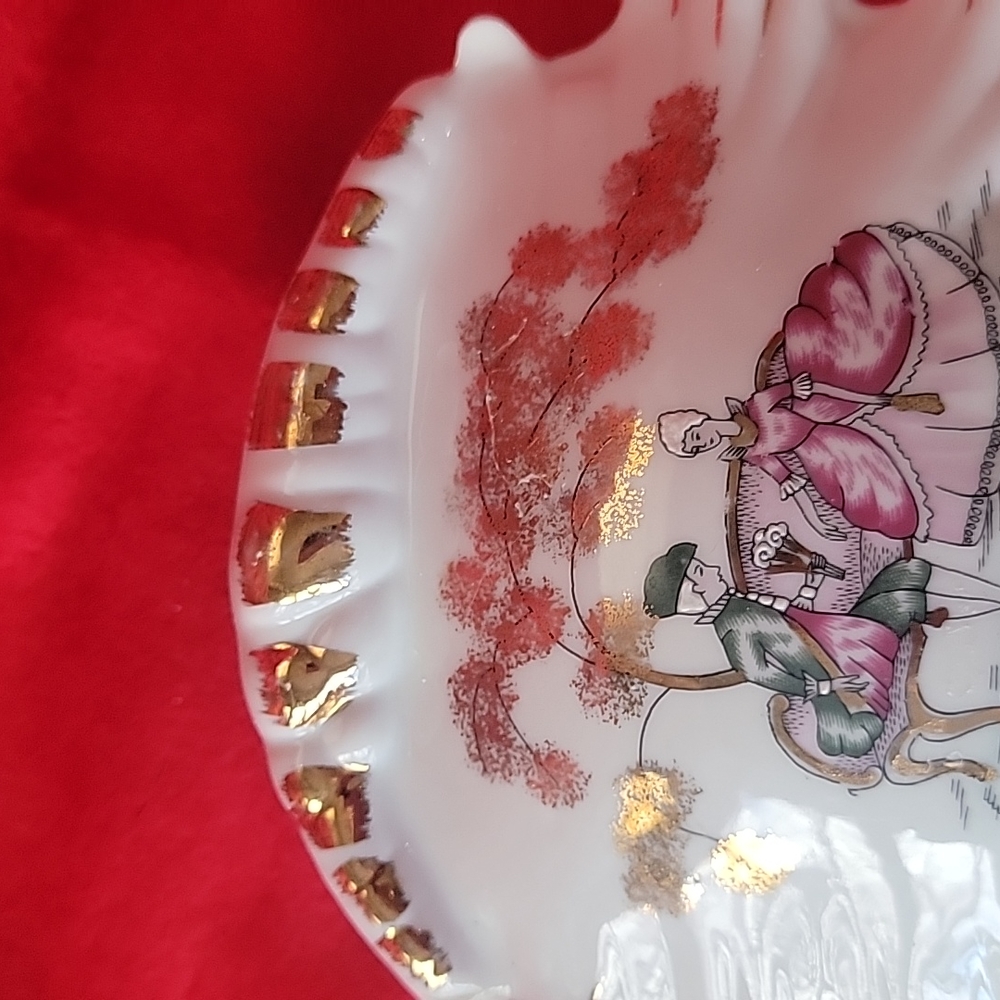 Vintage Lidded Shell Dish with Colonial Couple and Gold Outline - Picture 4 of 7